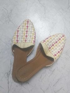 Embroidered Women's Juttis