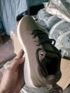 NEW NO USED SPORTS SHOES FOR MEN AND WOMEN.