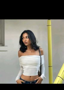 "Free" Bow Chain And White Off-the-Shoulder