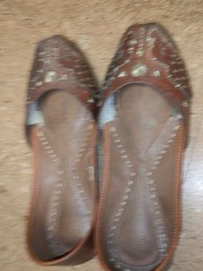 Embroidered Brown Leather Juttis