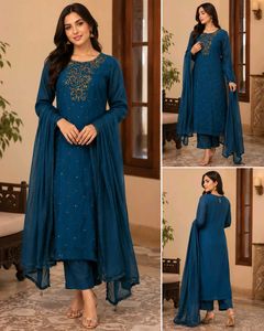 : Ye suit slim/petite body ke liye better fit rahe
