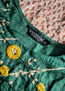 Elegant Green Kurta with Floral Embroidery