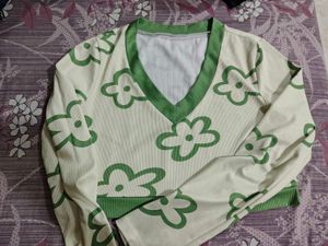 Cute floral print V-neck top