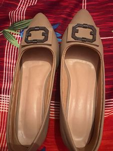 Elegant Beige Heels with Decorative Buckle