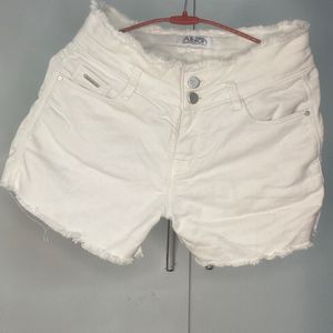 Chic White Denim Shorts with Frayed Hem