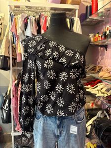 Chic One-Shoulder Black Floral Top