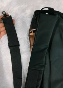 ✅🆕BRAND NEW Stylish Black Sling Bag with Lock🆕✅