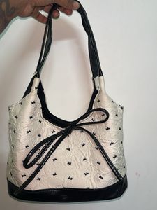 Chic Textured Shoulder Bag with Bow Detail
