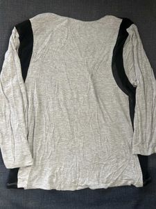 gray tshirt