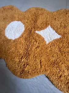 Unique Scalloped Accent Rug
