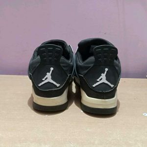 Air Jordan 4 Retro White Thunder ⚡