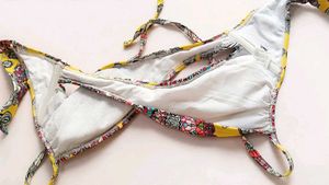 🎀Vibrant Floral Print Bikini Top Any one free 🆓