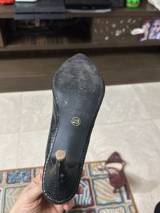 Chic Black Croc Embossed Flats