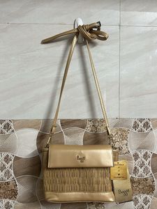 Gold Woven Crossbody Bag thoda damage hai photos m