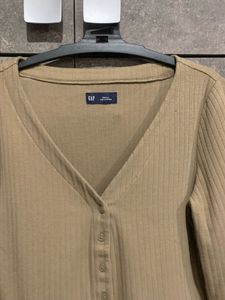 Gap Ribbed V-Neck Button-Up Top