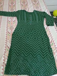 Combo Of Printed Kurti And Fency Pins