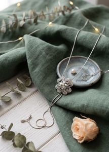 Elegant Vintage Flower Pendant Necklace