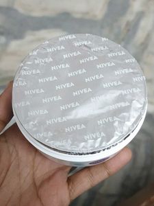 Nivea Soft Light Moisturizing Cream
