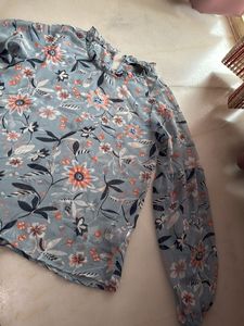 Floral blue zink Ruffle Neck Top