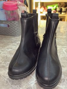 Chic Black Chelsea Boots with Chain Detail