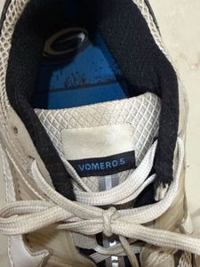 NIKE Vomero Zoom 5 Off White