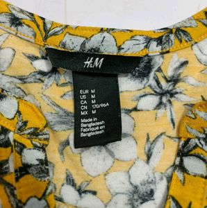 H&amp;M Yellow Floral Print V-Neck Excellent Top
