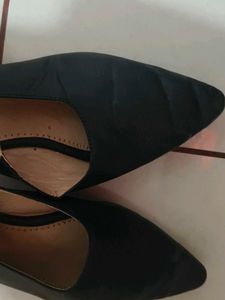 Stylish Black Pointed Toe Slingback Heels