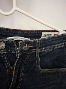 LEVI'S STRAIGHT FIT JEANS FOR MEN • 28 INCH WAIST