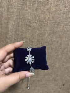 Sparkling Floral Design Bracelet