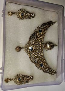 Exquisite Kundan Necklace Set with Earrings