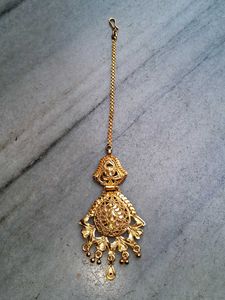 Gold-toned Maang Tikka