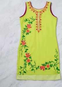 Ethnic Floral Embroidery Sleeveless Kurta