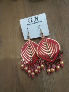 Fashionable Fuschia And Golden Hook Drop Earring