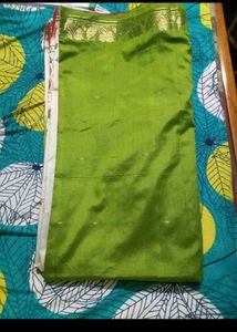 Elegant Maroon &amp; Green Tie-Dye Saree