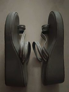 Stylish Grey Toe-Ring Sandals