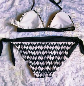 Chic Black &amp; White Bikini Set