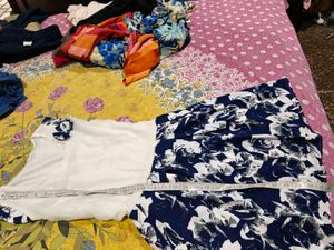 Chic Floral Print Dress and blue leggings free