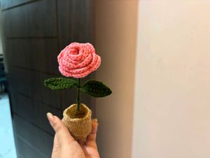 Crochet rose pot