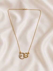 Chic Interlocking Circle Pendant Necklace