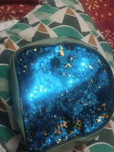 Sequence Bag In Blue Colour Changes Its Colou