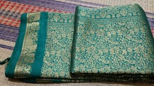 🚨 Urgent Sale🚨Green Silk Saree with Gold Border