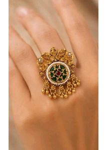 New and unused Stunning Gold Plated Emerald Ring