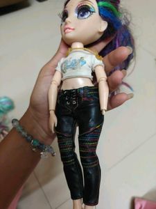 Rainbow High Doll one hand missing