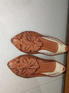 Embroidered Brown Juttis