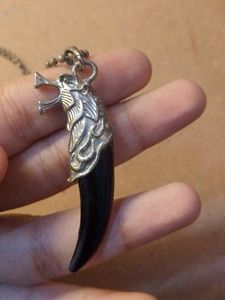 grungy wolf tooth Pendant necklace y2k