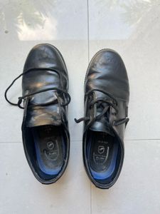 BATA naughty boy school shoes in black (SIZE 5)