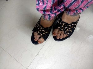 black sandels good condition size 40 free gift bla