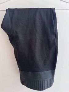 High-waist leggings with golden buttons