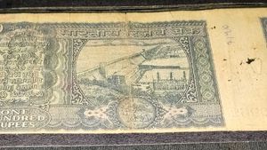 Vintage 100 Rupees Indian Banknote