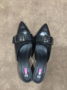 Chic Black Pointed Toe Mules